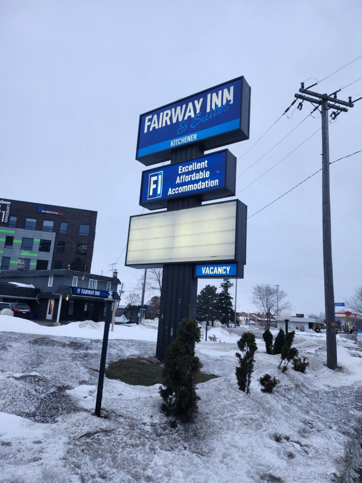Fairway Inn & Suites Китченер Экстерьер фото